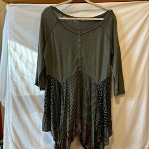 Indigo Trade Co. “greige”swing top w/shark bite hem